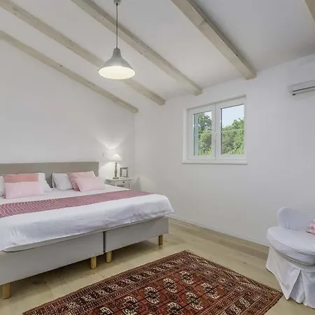 Vila Sleeps 11 Pool Air Con Wifi Modrusani