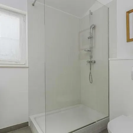 Sleeps 11 Pool Air Con Wifi Modrusani