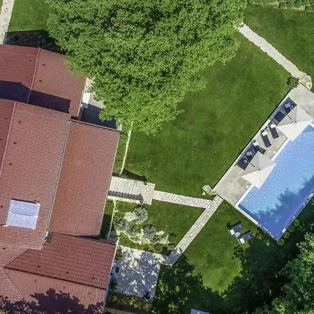 Vila Sleeps 11 Pool Air Con Wifi Modrusani