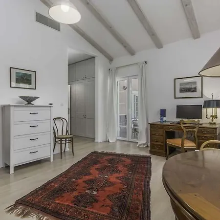 Sleeps 11 Pool Air Con Wifi Modrusani