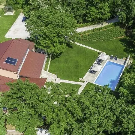 Vila Sleeps 11 Pool Air Con Wifi Modrusani