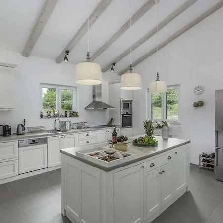 Sleeps 11 Pool Air Con Wifi Vila