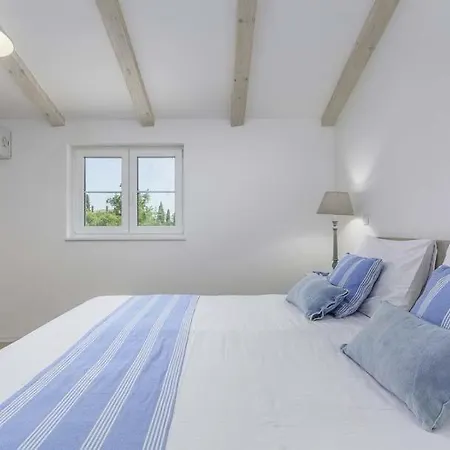 Sleeps 11 Pool Air Con Wifi Vila Modrusani