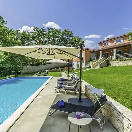 Sleeps 11 Pool Air Con Wifi Modrušani